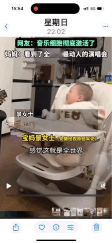 近日，安徽某地，六个月大的宝宝安安静静地坐在婴儿车里，爸爸坐在一旁轻轻拨动的吉他