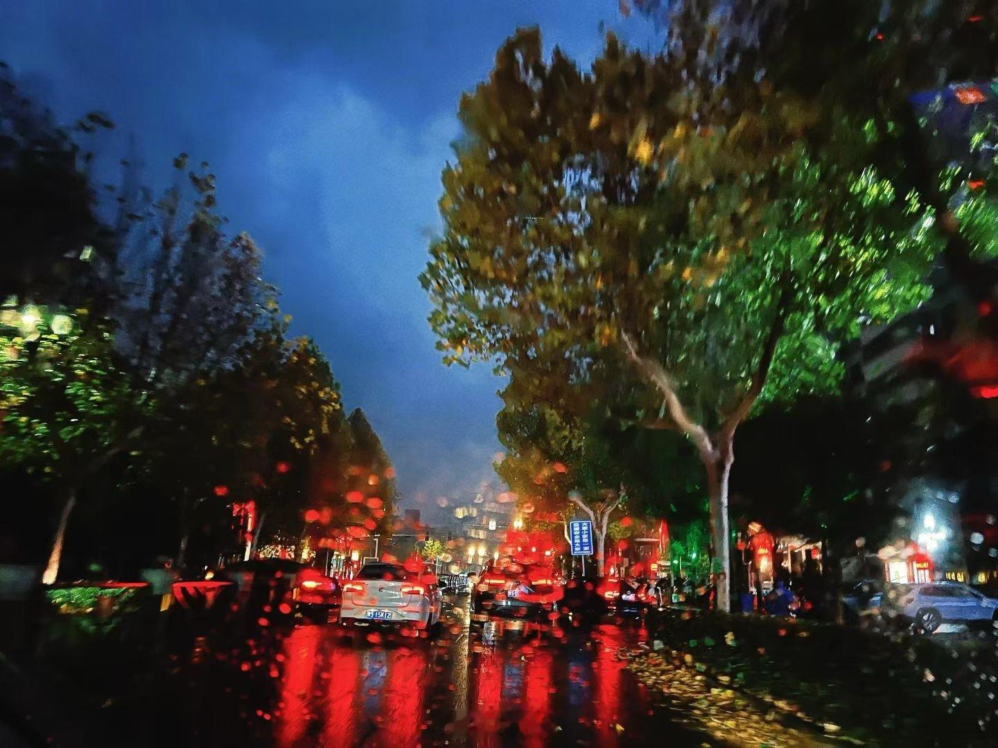 岁月不及念，一晃又一秋，有人再见，有人再也不见，这世间总是事事值得，事事也遗憾，