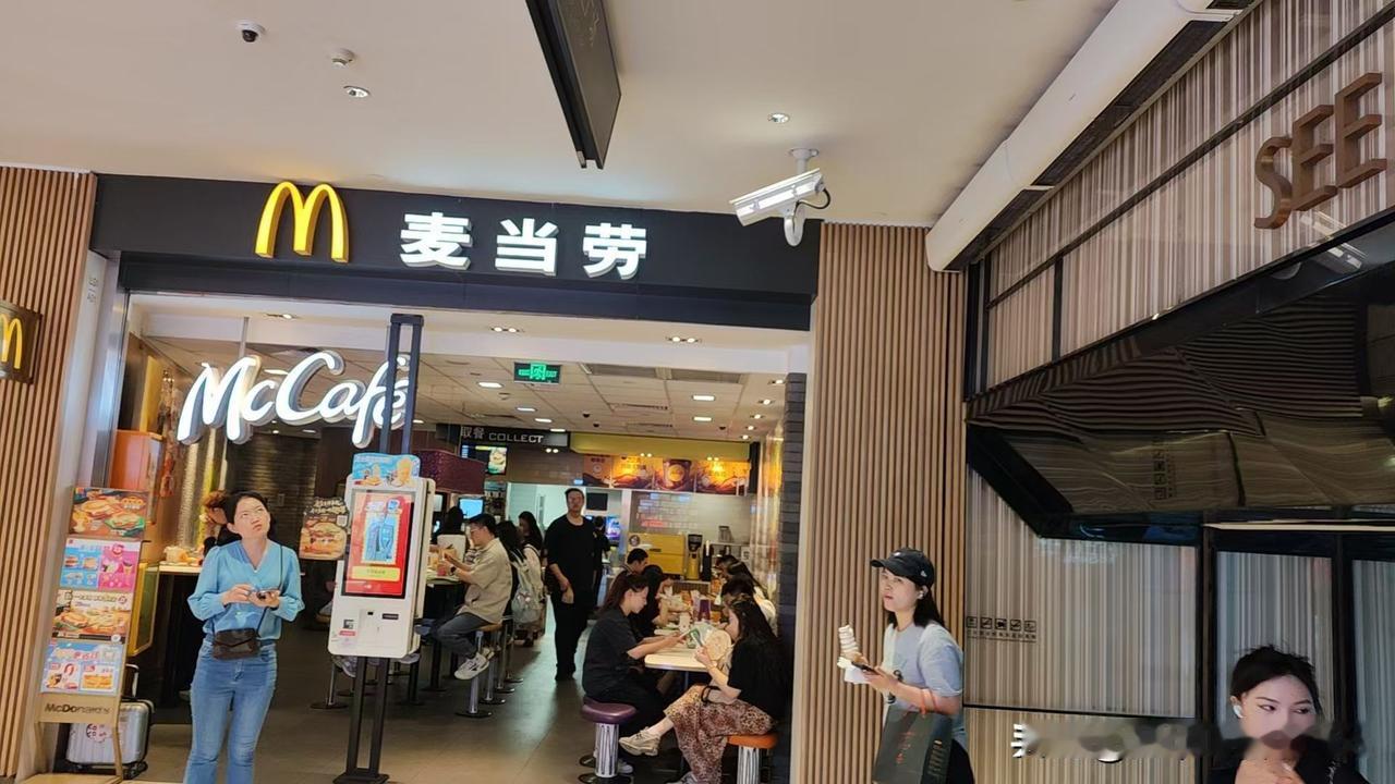 麦当劳，无论网规，还是单店评估精细化程度，都是远高于肯德基，这应该解释了这么卷前