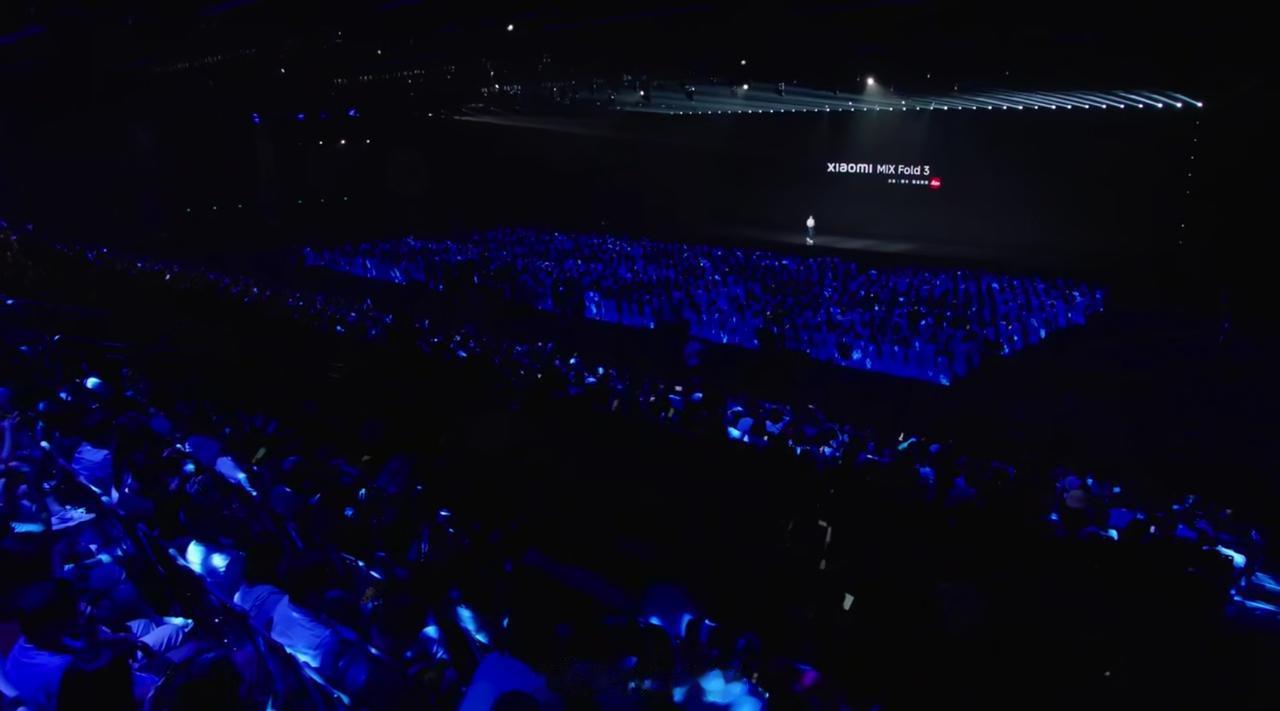  在 讲述了将近一个半小时后，新品终于要开始介绍了~
第一款登场的是小米MIX 