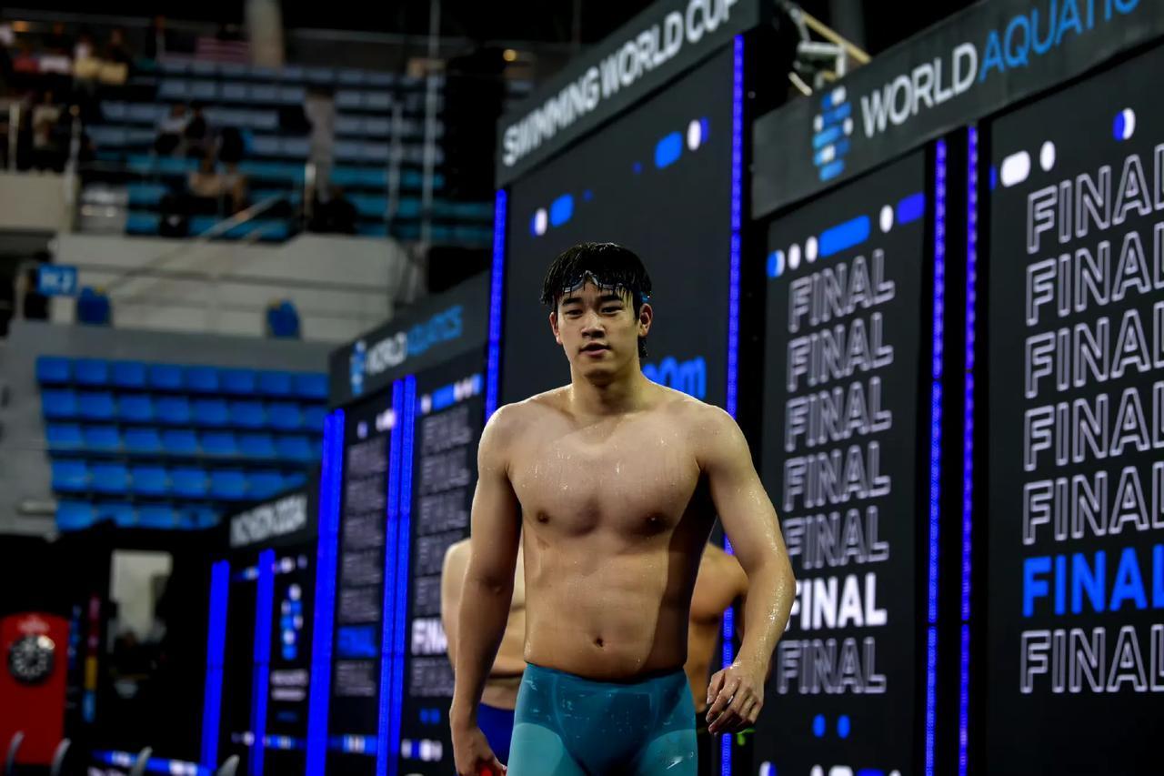 比完赛打卡下班的乐乐一脸的轻松写意！看看乐乐这完美的肌肉线条。肯定知道他平时的训