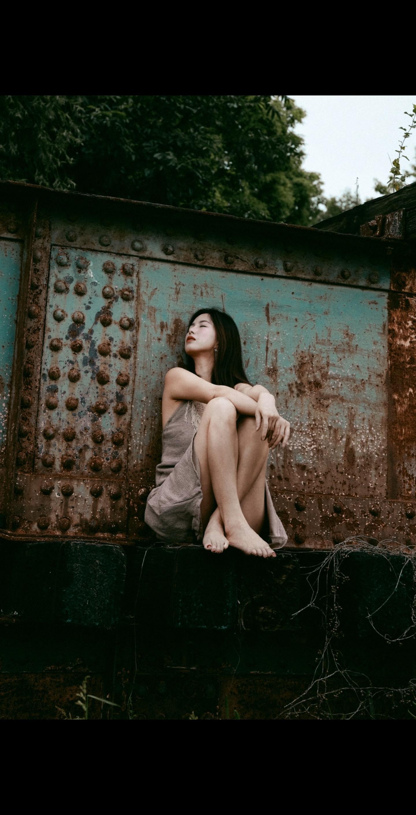 灵魂是朵难养的花｜雨后的邂逅。《御姐情绪写真》 萧条、晦暗、颓败，连同...