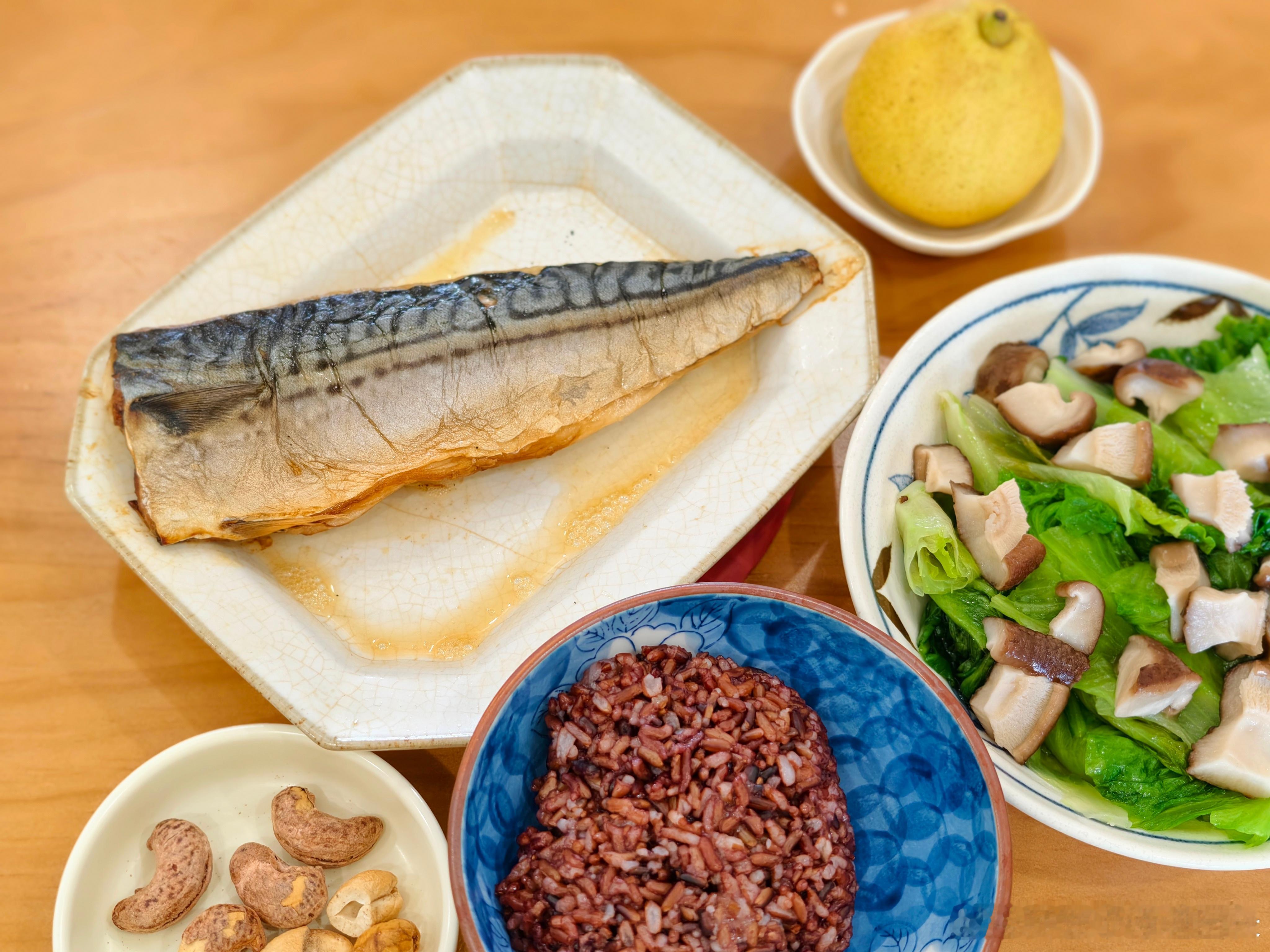 10分钟做好一顿健康午餐：五谷杂粮饭提前蒸好冷冻在冰箱，水油焖生菜香菇，青花鱼放