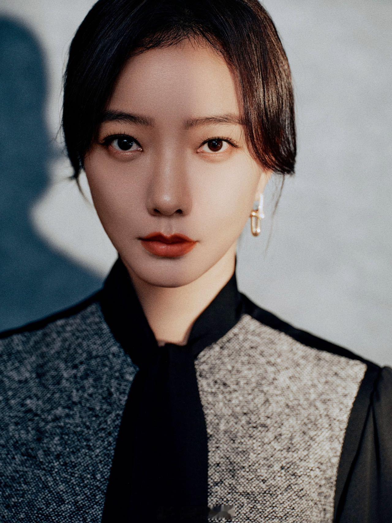 王珞丹这次作为金鸡电影创投大会的金牌制片人评审团，以专业的眼光和实力来发现助力更