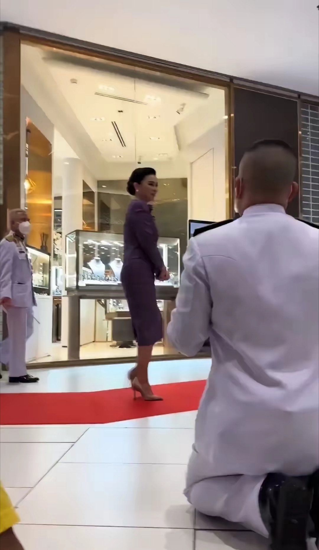 中国女子在泰国逛街时被封在商场里，原来是国王来了，泰国民众均是下跪姿态，中国女生