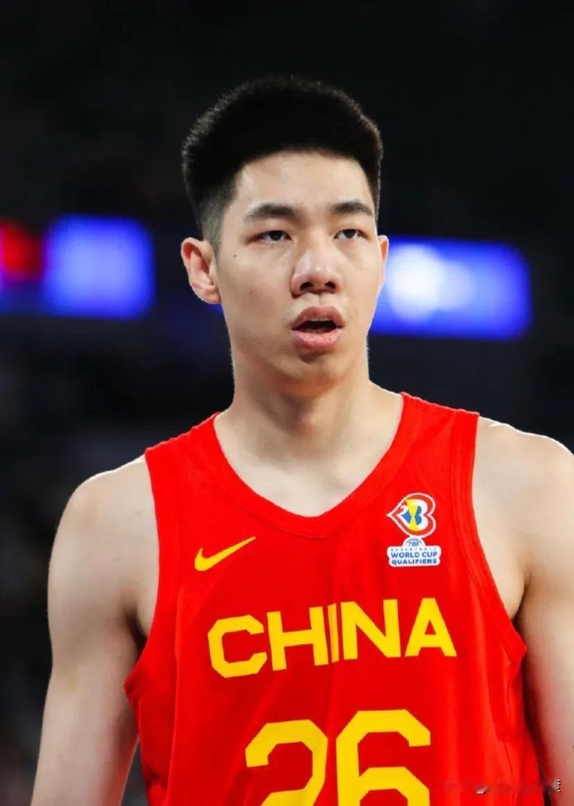 从小便在奥神队效力的的他，目前是国家队的首发球员！
因为他的三分投射精准、防守非