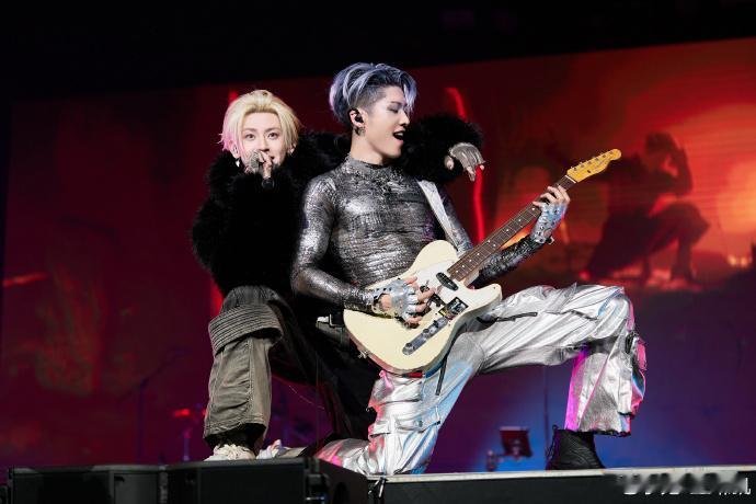 小鬼昨晚玩的很开心  小鬼雅合作舞台 小鬼在与雅合作的舞台上，展现出了极高的艺术