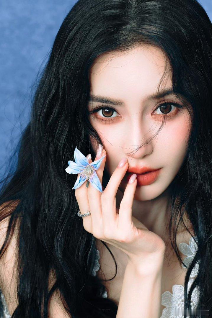 Angelababy咬花一定要点开视频，感受到此女的美貌。 ​​​
