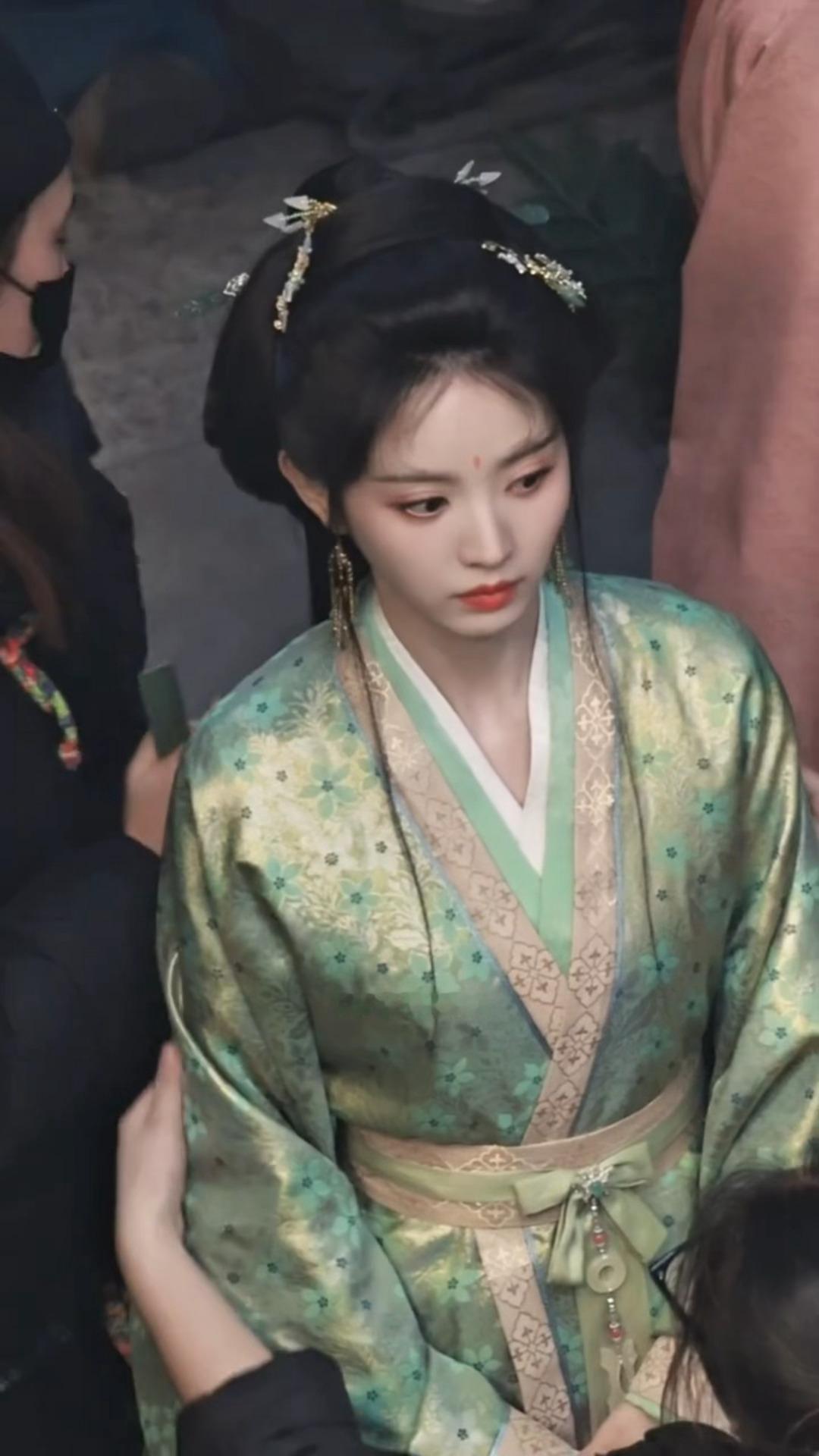 田曦薇嫁金钗绿衣妆造 我女就这样美美美田曦薇嫁金钗魏娆路透