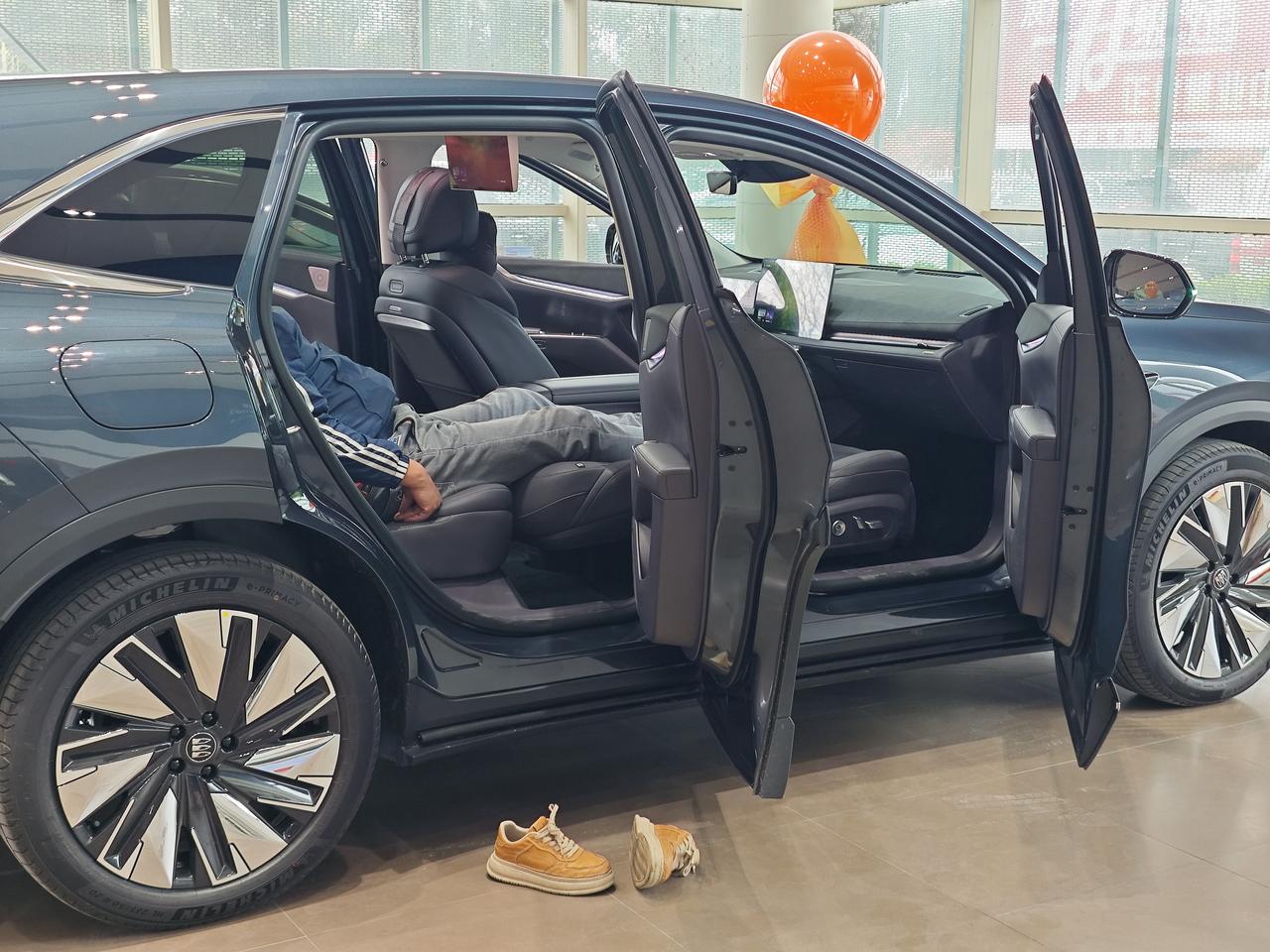 虽然定价区间只要16-21万，但别克至境E7吸引大家的点可不仅是价格。
“二排后