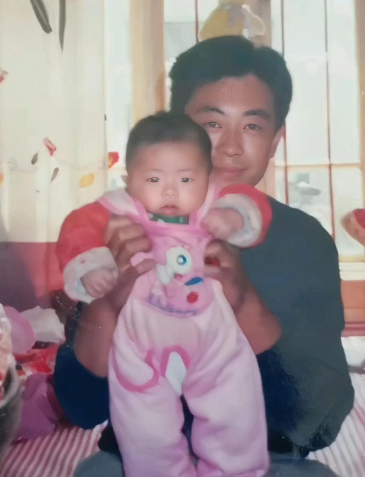 一对父女相隔18年的两张合影，小囡囡转眼之间就长成了大美女。
18年前，父亲抱着