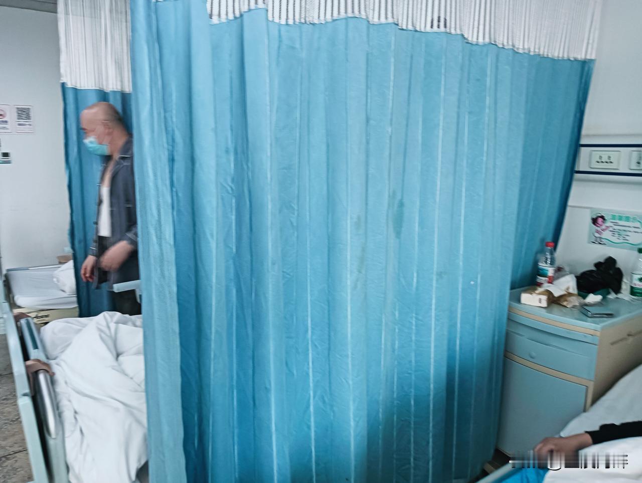 万万没想到湖南边远山区的小县城竟然也有东北人扎根安居。

我在县城医院陪护家人，