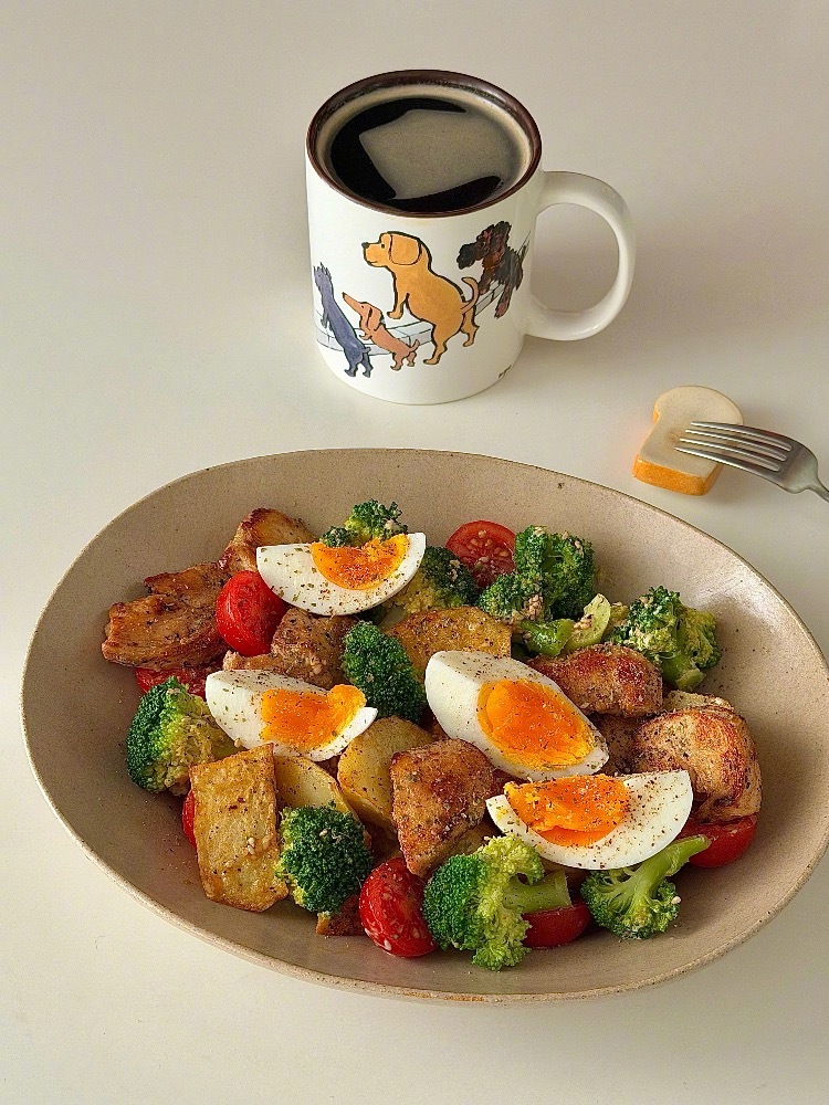 一人食🍴｜鸡胸肉烤土豆蔬菜沙拉🥗热美式☕️健康的热沙拉🥗有蔬菜有高蛋白营养