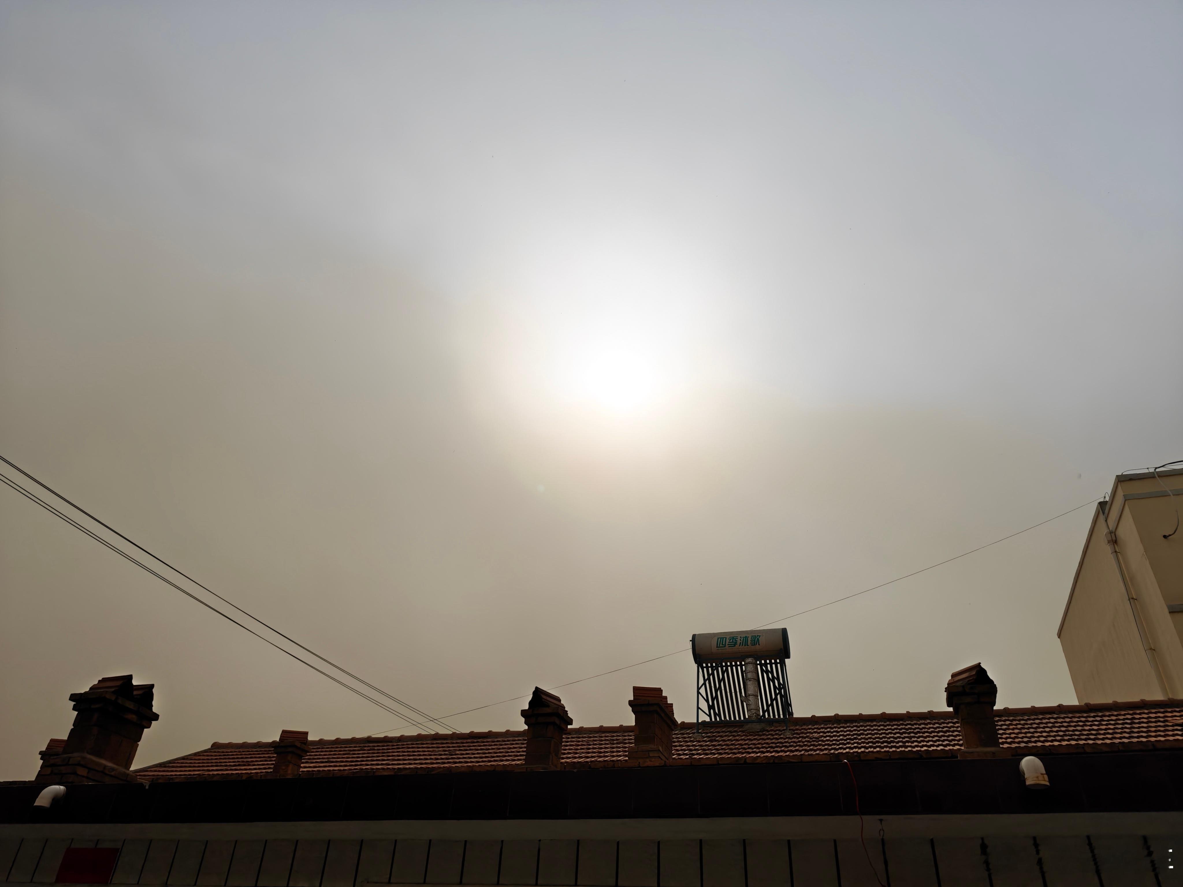 老家最不好的季节，沙尘暴要刮三个月。 
