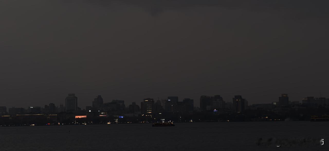 今晚喝了点酒，忽然就想起很多事。和前任在一起很久，分开也快三年了，这三年里相过的