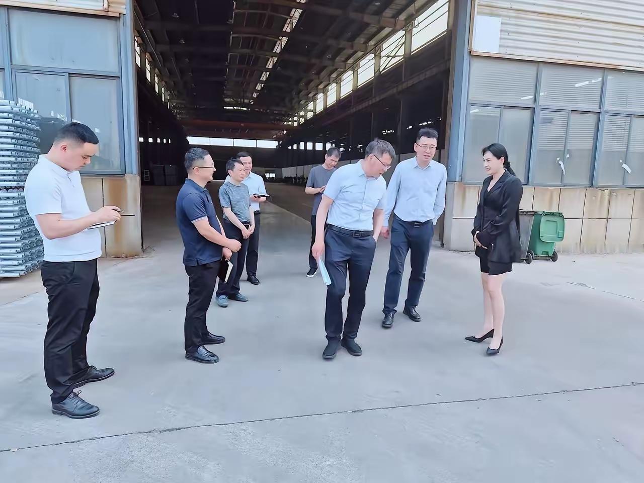 到了基层的企业，无非就是转上几圈，做做调研的样子，好让有交差回去。实际呢，到了饭