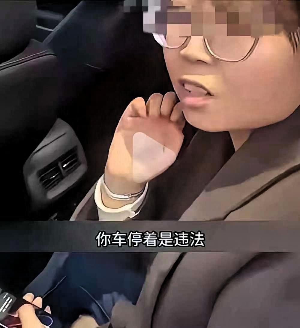 笑死人了！
男子把老婆留车里，自己去办事，回来一看罚单贴车窗上了！拉开车门就吼：
