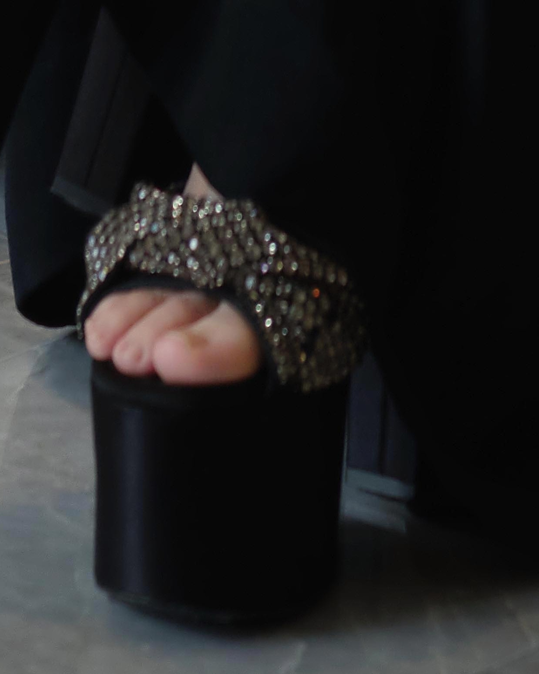 【白鹿】👠：黑色厚底银色蝴蝶结一字带高跟凉鞋 ​​​