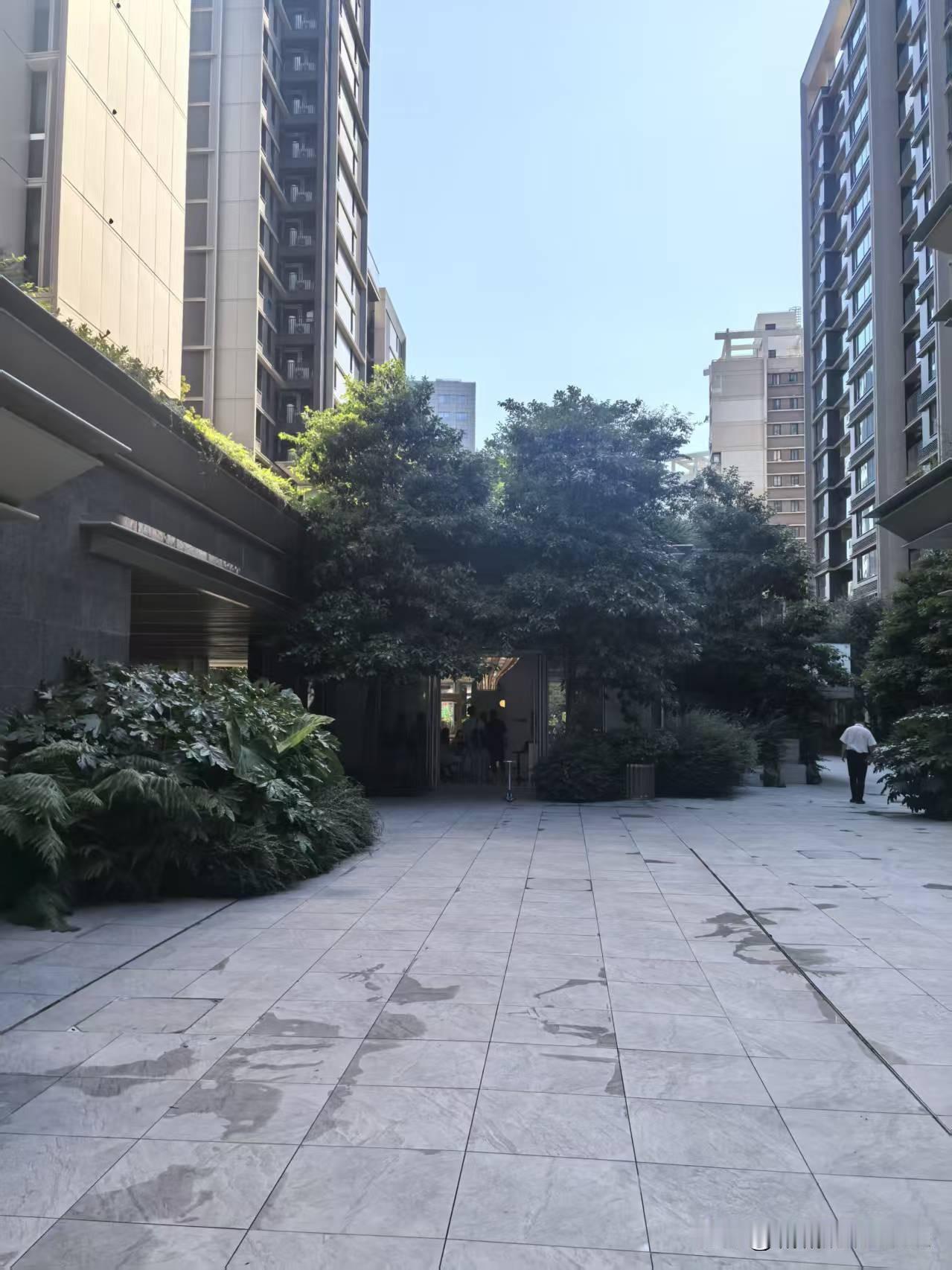 今天下午宝宝又去参加了DIY巧克力蛋糕活动，成品正好做他的下午茶点。
活动场地就