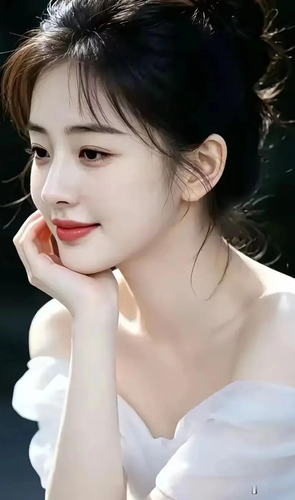 碎发与柔光相拥，安静的模样，干净又治愈✨
温柔治愈款美女 靓丽美照