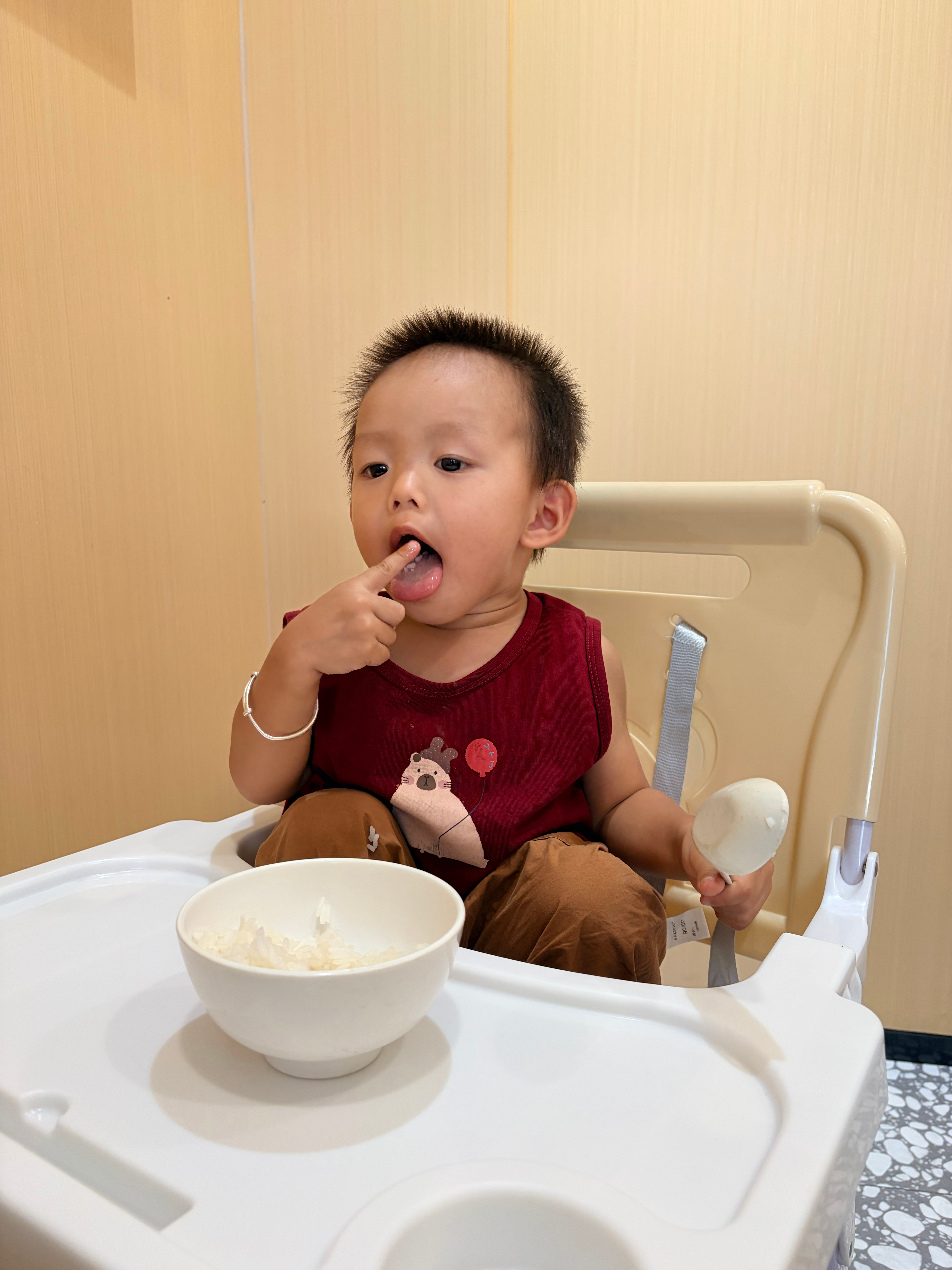 中午去吃了米线，味道感觉还可以，娃也跟着吃了一些就不吃了！还好提前吃了一点儿米饭