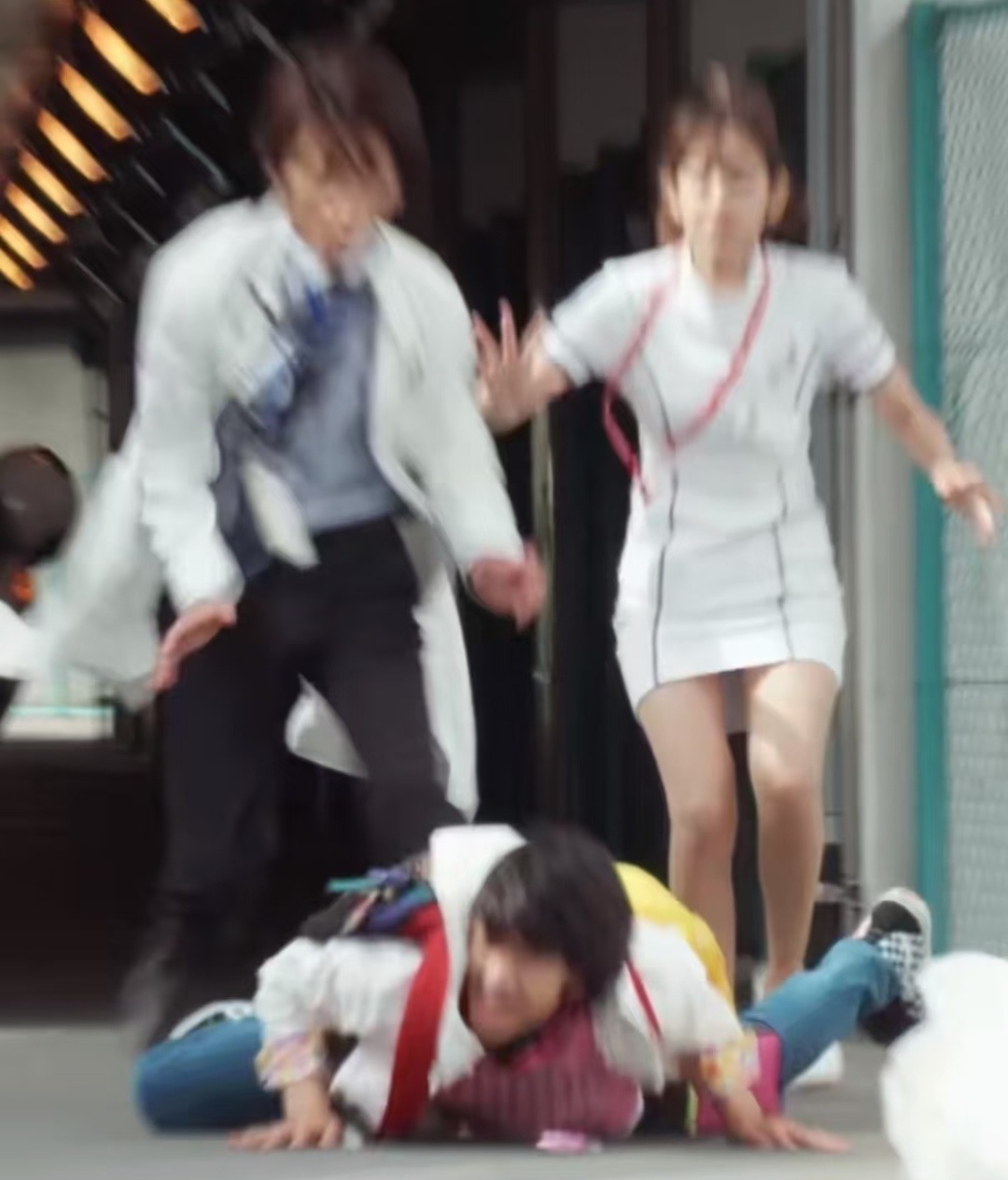 宝梦遇刺，封锁全场 