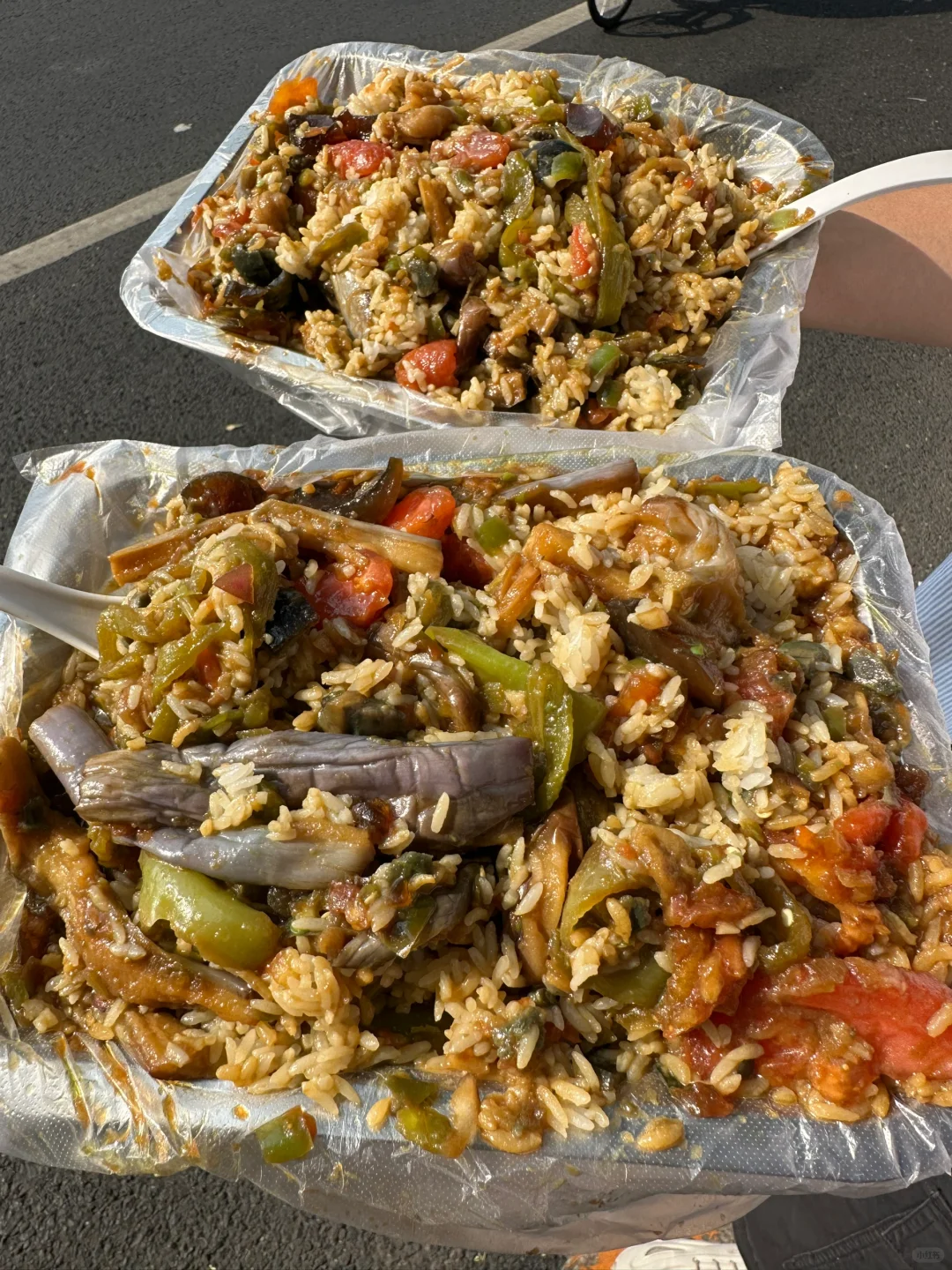 北京双井也有了！地摊茄子辣椒皮蛋拌饭！
