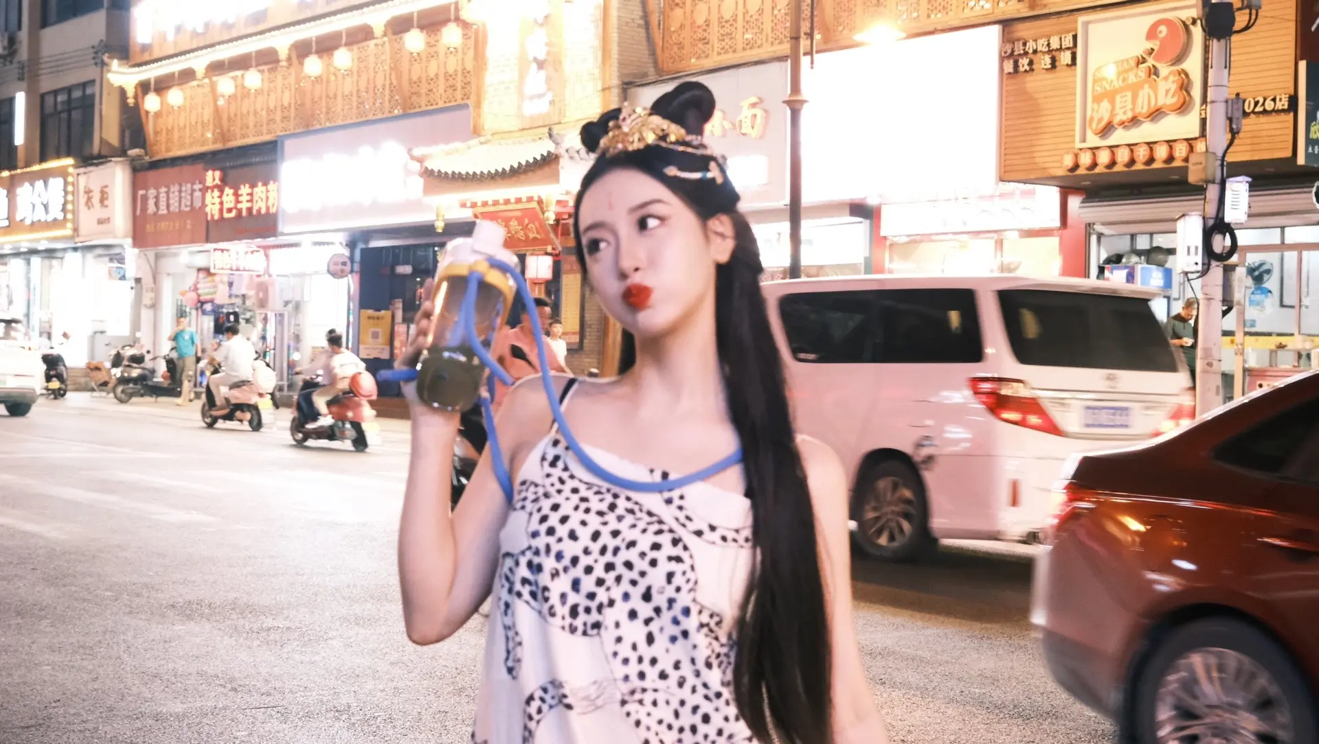 漠风吟｜小佳公主的逛街日记🍇。在横店这样也可以大大方方的出街～打着打...