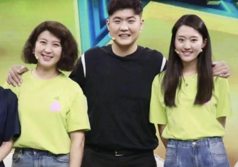 宋丹丹家双喜临门，儿媳王博谷直播一场卖了500万，俩孙子还都随了宋姓。
这日子过