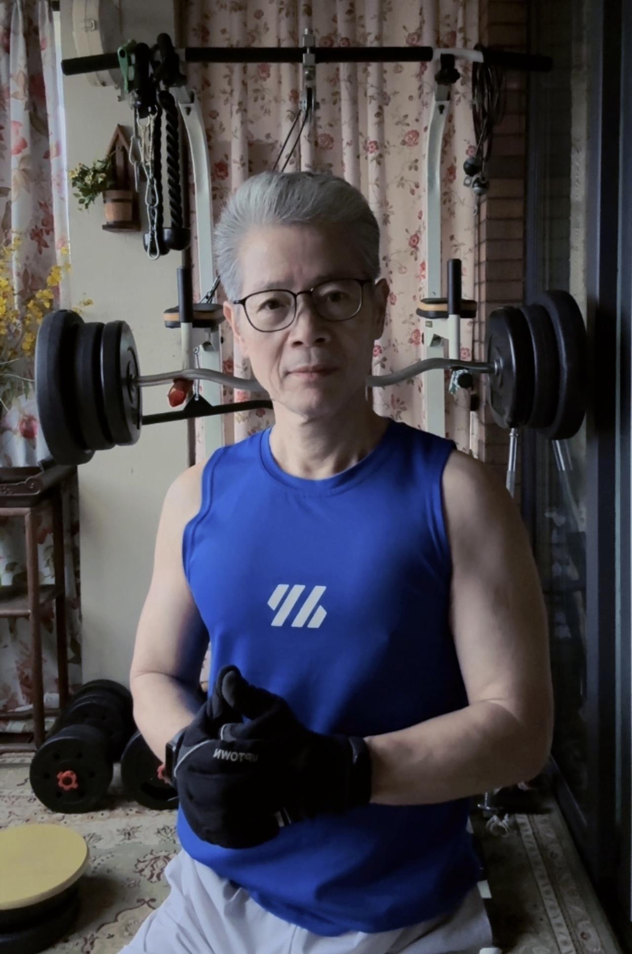 年岁从不是束缚，身体状态和心态不垮，才是硬实力。
人到中年慢慢读懂：心态远比年龄