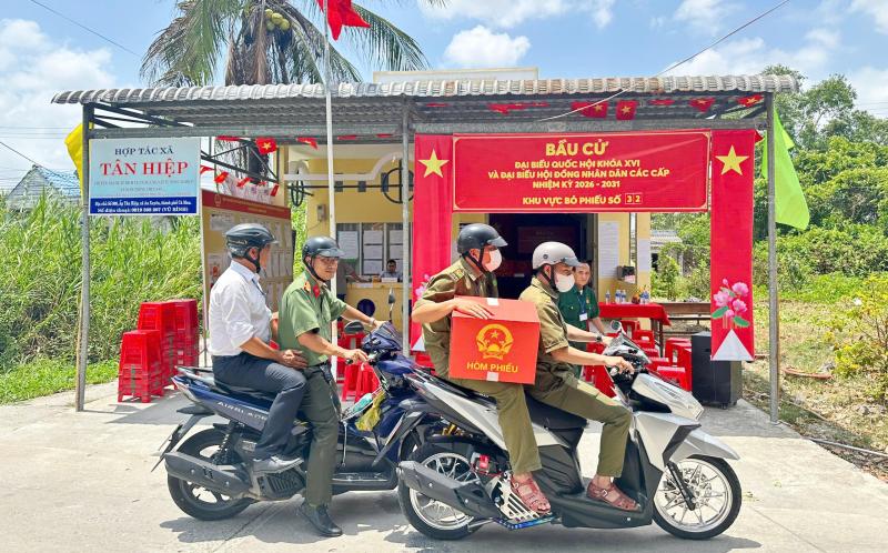 越南徐延区警察将移动投票箱带到行动不便的选民家中，以防暴他们投票。