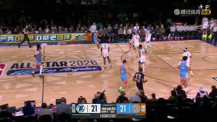 开拓者新星杨瀚森真是太闪耀了！在今天进行的全明星新秀赛中，当时杨瀚森在一次快攻反