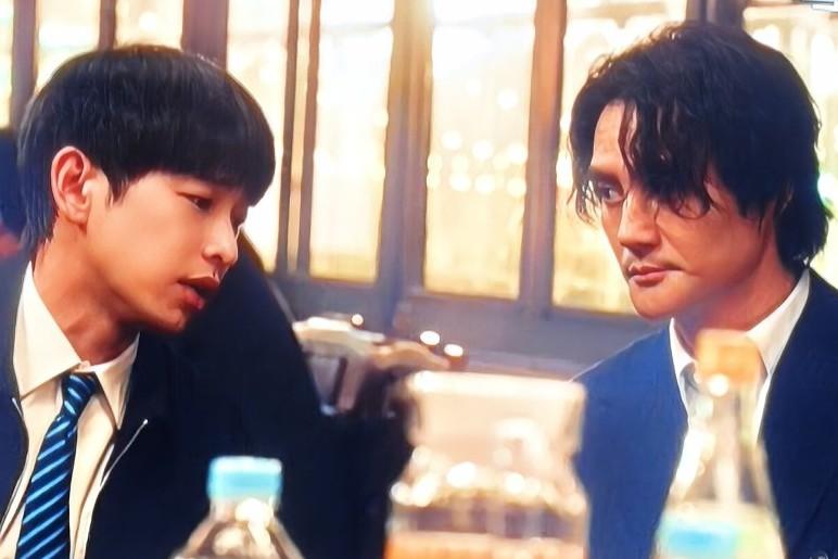 央视热播剧《交锋》中何春晓怀疑自己的师傅马憩是有原因的。
 在林看山家马憩是故意