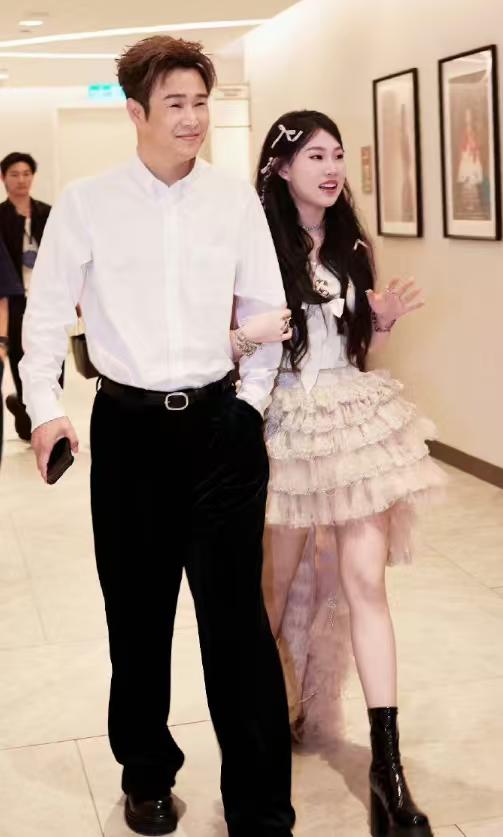 小沈阳家真是豪华呀！
沈春阳叫女儿沈佳润起床，走到她房间，还要穿过长长的走廊，要