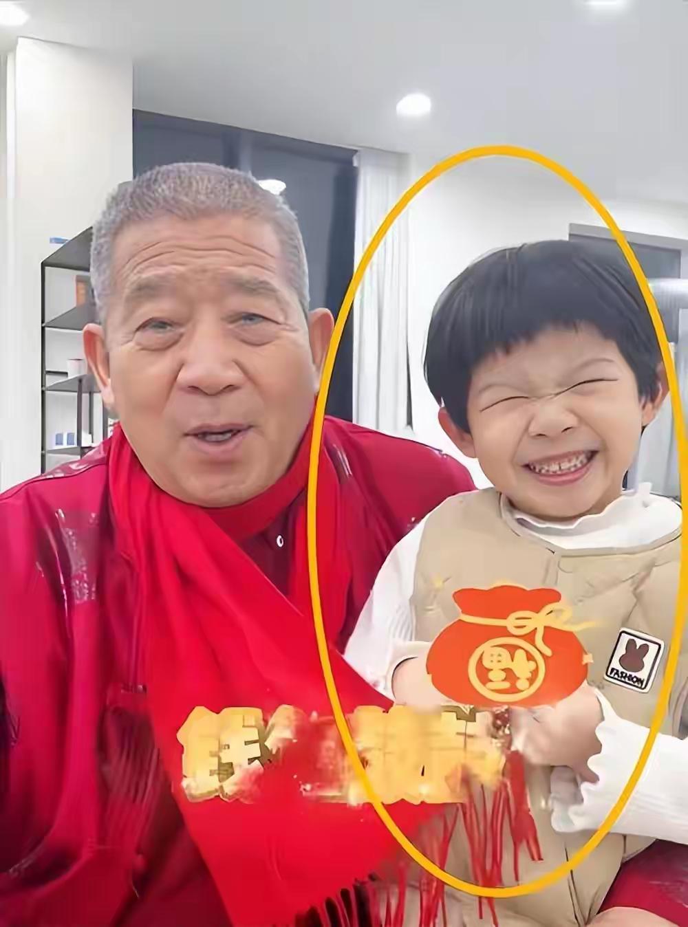 60多岁的黄维平抱着六岁大的儿子天赐直播带货。

几百人看，他反复说“这个东西很