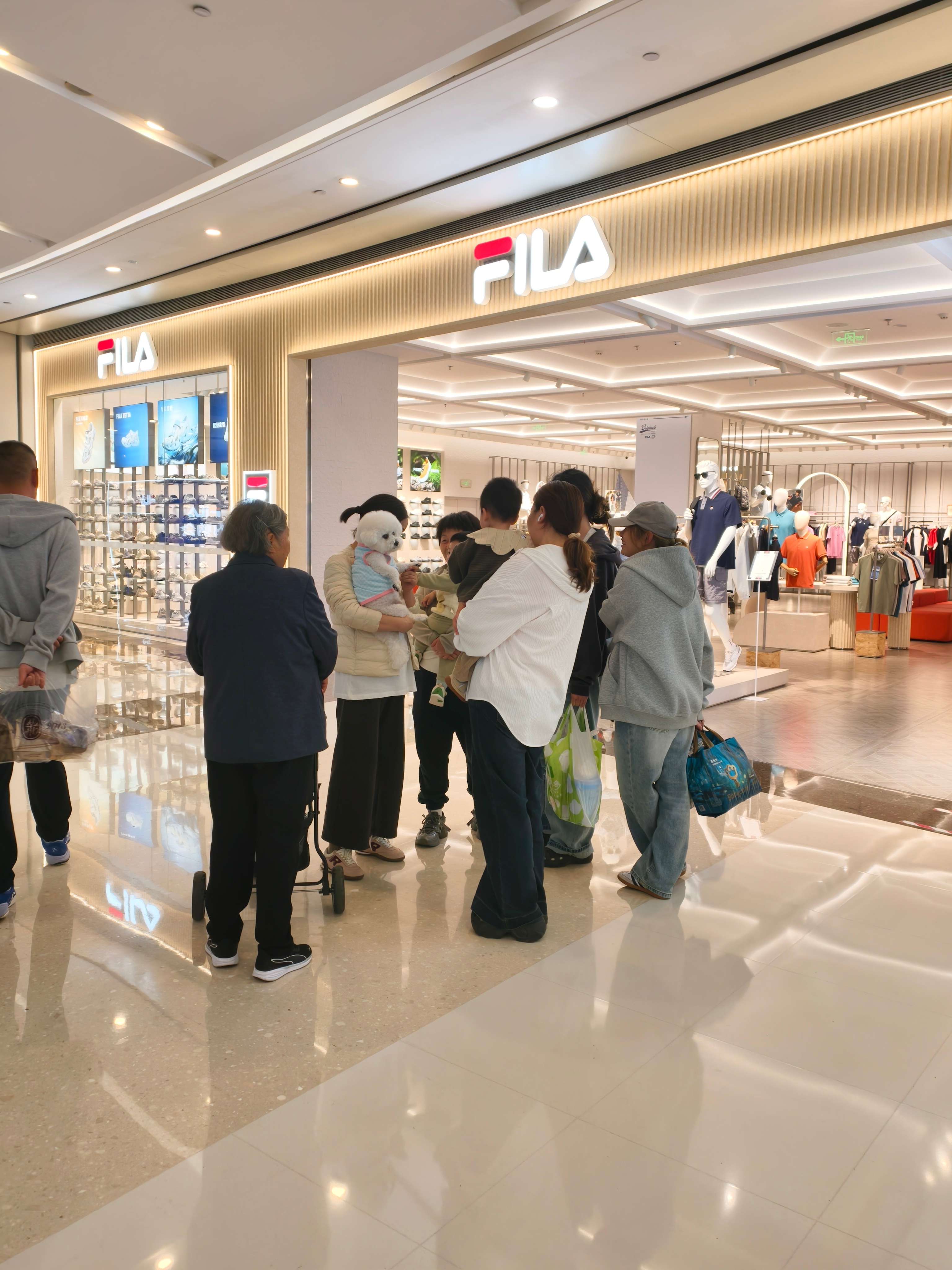 小狗：哇~是小朋友呀~小孩：哇~是小狗哇那就交个朋友吧小狗幼崽有多可爱人类幼崽当