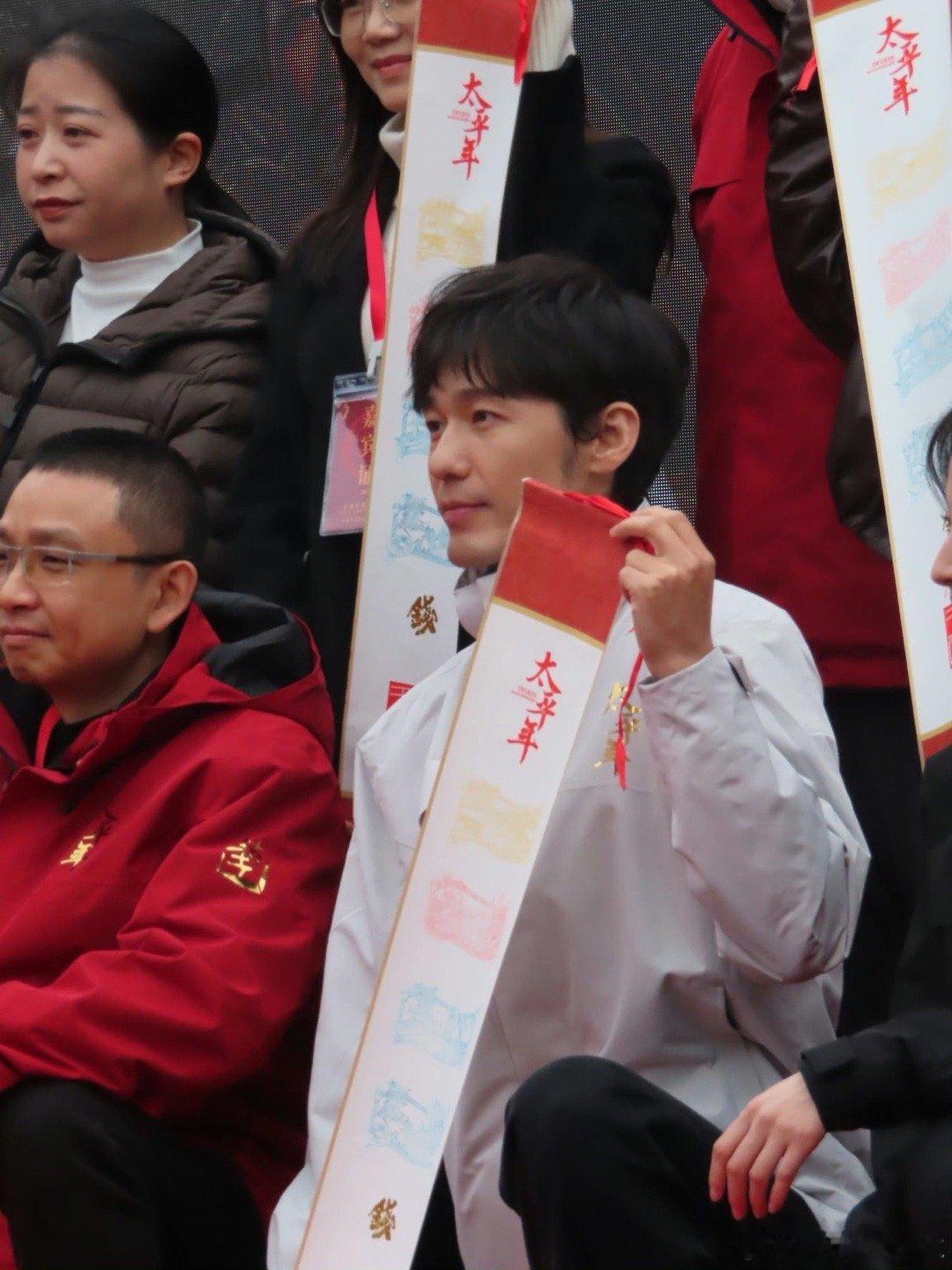 白宇 钱王祠新晋兵马俑 白宇这造型太绝了！《太平年》发布会白色冲锋衣清爽帅气，脊