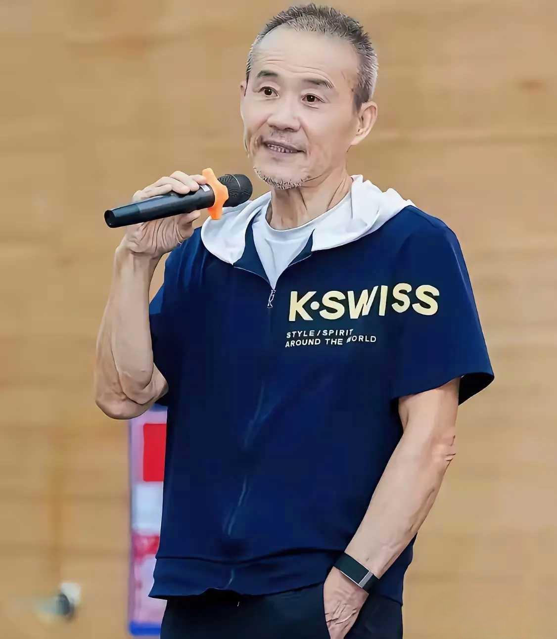 你们敢相信吗？今年75岁的王石，穿衣审美总让人看不懂。
他经常穿着年轻款连帽卫衣