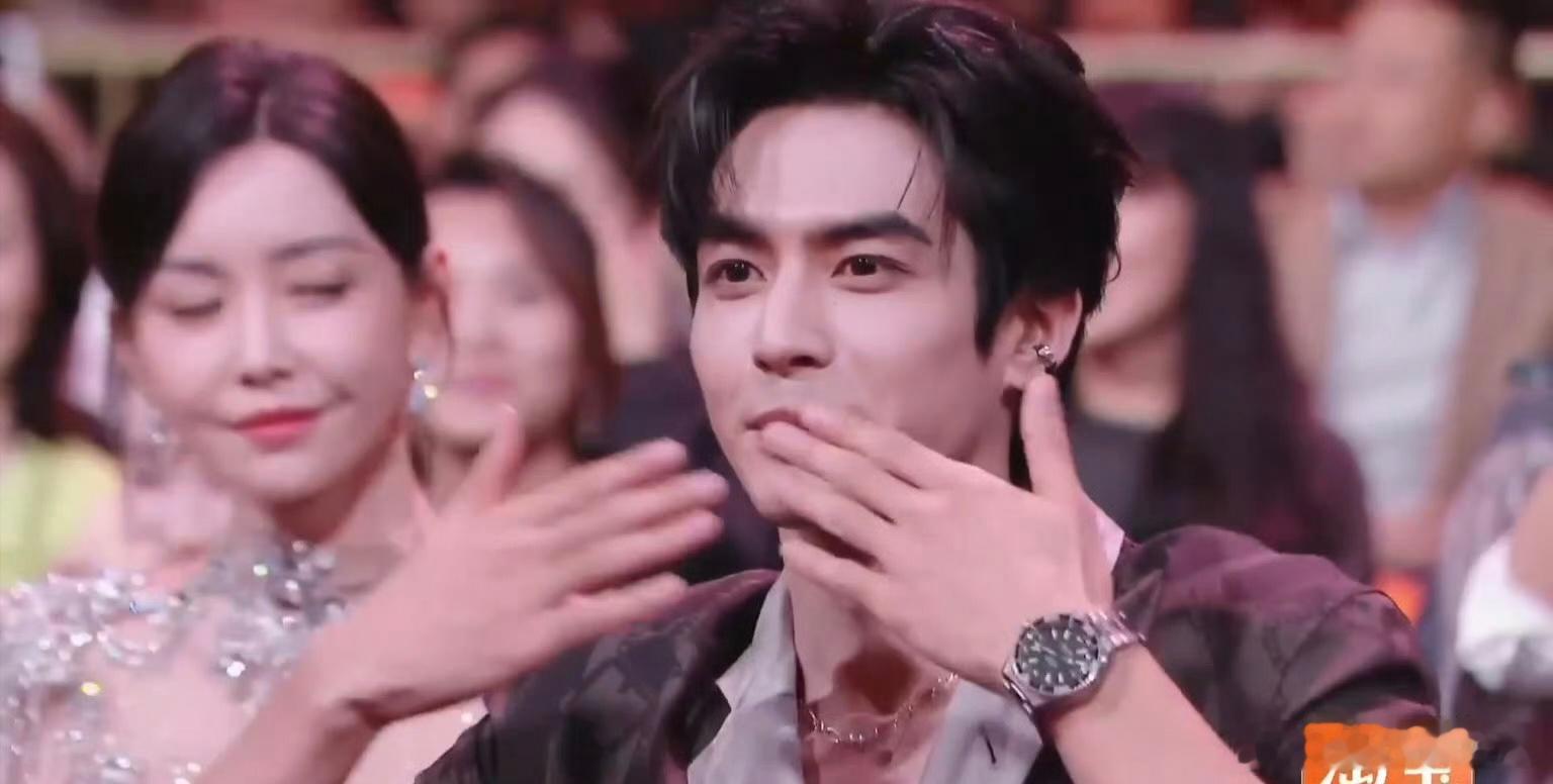 谢娜宋威龙互动谢娜cue宋威龙饭撒 宋威龙：本来想安静看秀，没想到被娜姐抓包营业