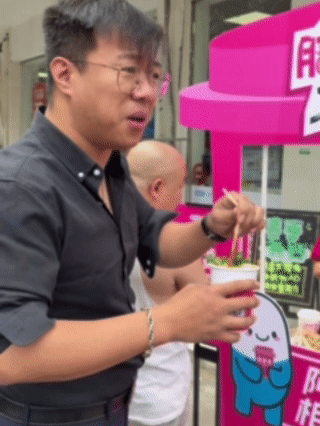 奶茶你加辣椒还是折耳根本以为奶茶是甜蜜暴击，没想到成了味觉酷刑！辣椒油折耳根奶茶