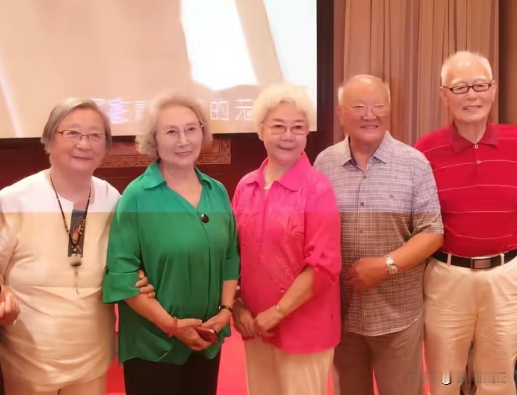 照片里五位老艺术家聚在一起，他们岁数加起来有479岁了，都是原八一电影制片厂的著