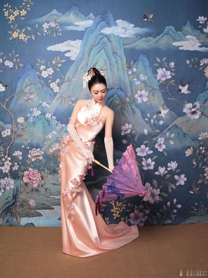 薛凯琪春晚造型簪花仕女图薛凯琪又在春晚穿旗袍了！粉色绣花配工笔背景，古典气质绝了