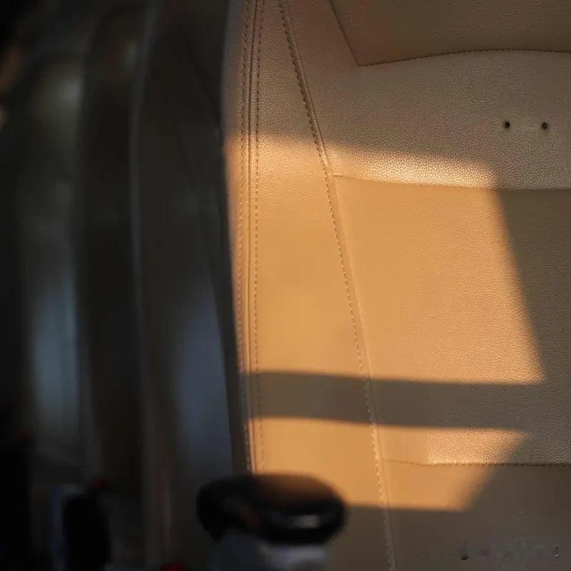 2月22日谭松韵分享了一组车内光影随拍照，还配文说“想卡个点儿来着，结果忘了”。