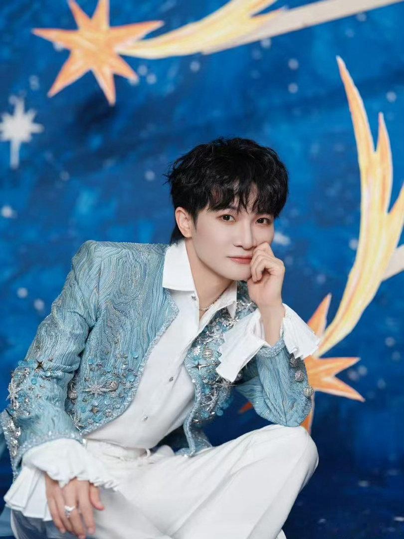 周深背后大屏出现钱学森 一字一句皆是深情，周深《修星星的人》现场，画面致敬钱学森