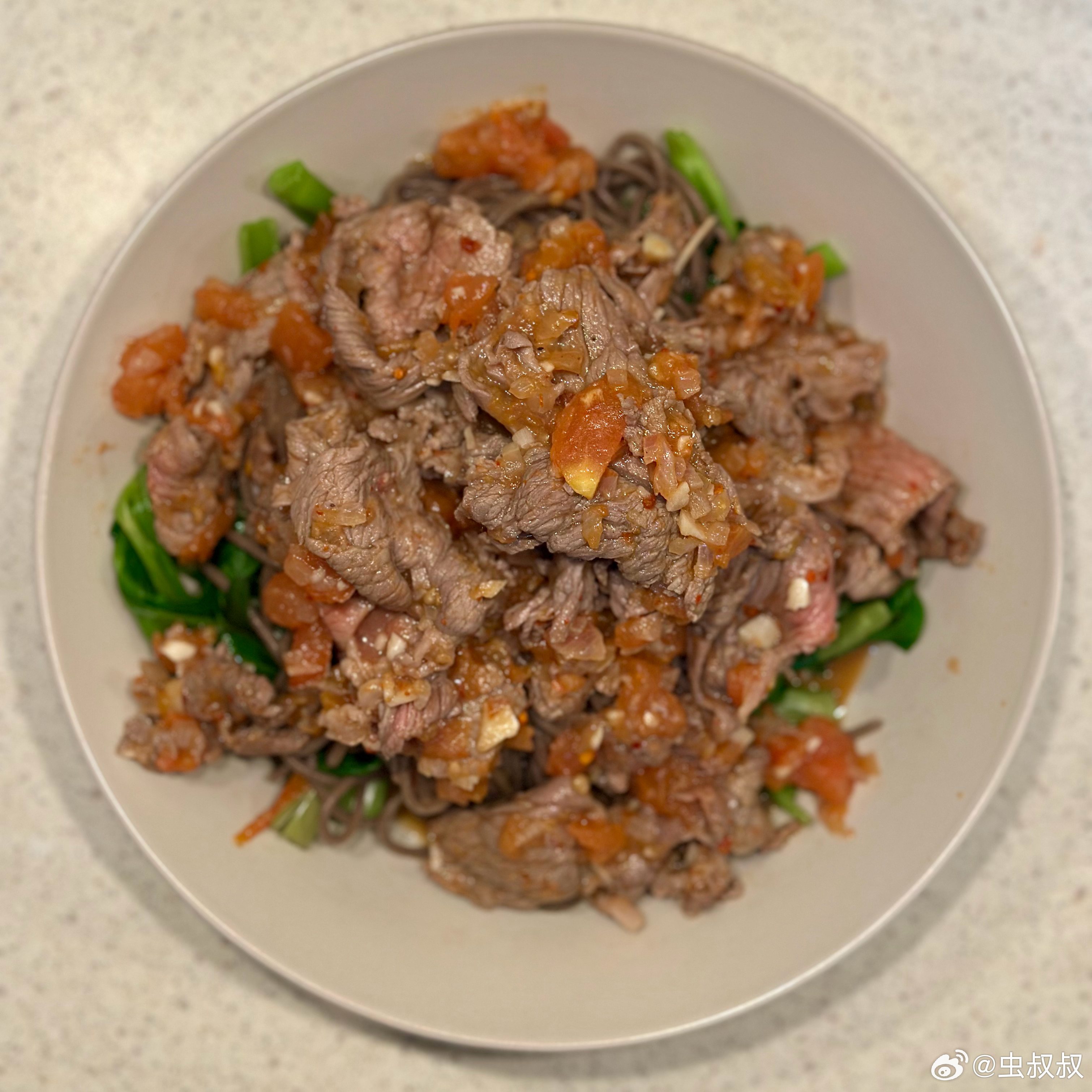 不想做炒牛肉，我就先炒了一个蒜蓉番茄酱，用酱汁的热量把肉烫熟。然后整个牛肉加酱汁