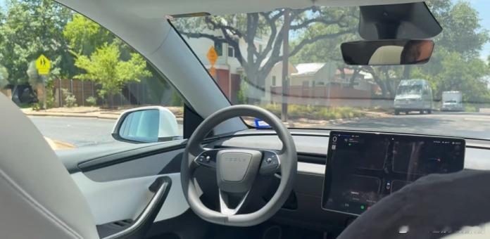 特斯拉在奥斯汀小范围试点Robotaxi，迈出L4级自动驾驶关键一步。此次测试规