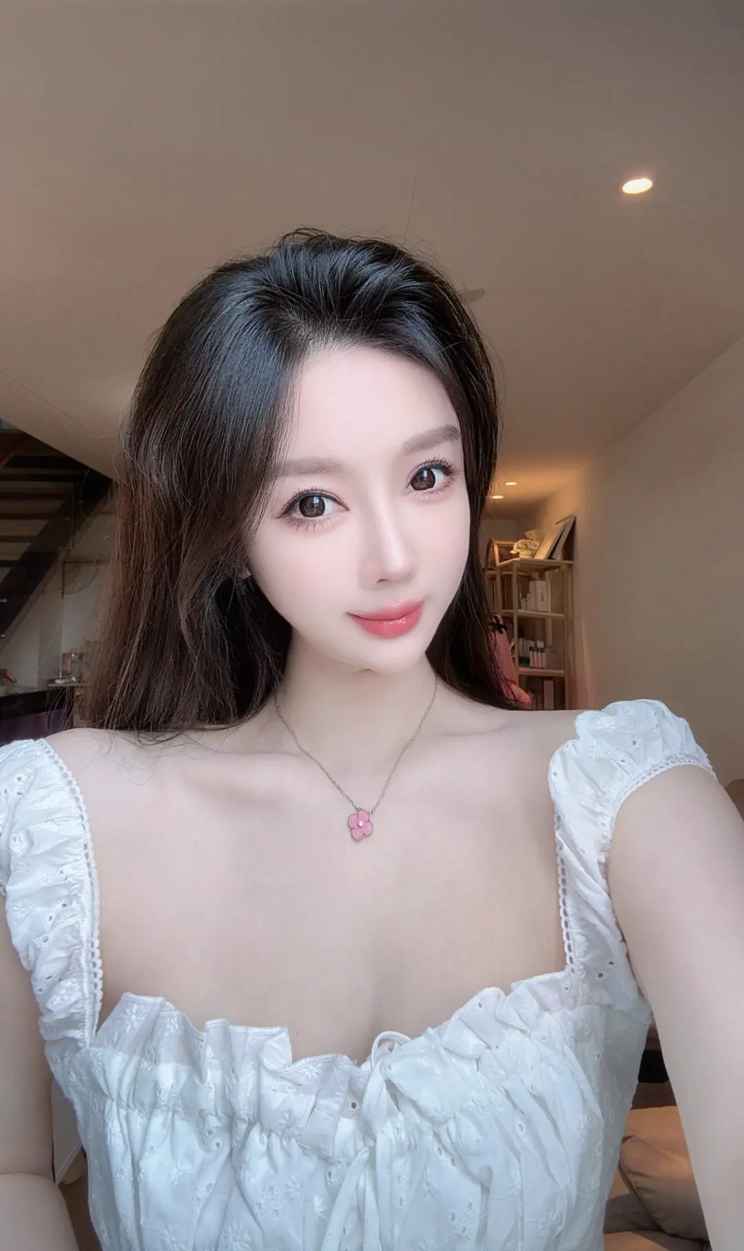 人一定要靠近能托举和滋养你的人，计较里生不出慈悲，争吵里养不出优雅，内...