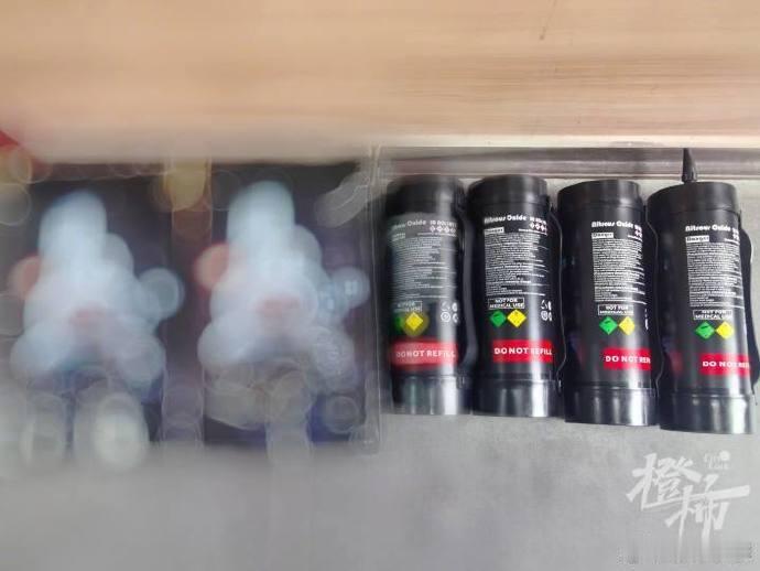 爸爸含泪举报女儿吸9小时笑气能亲手打这通举报电话，这位父亲心里肯定又疼又急。四次