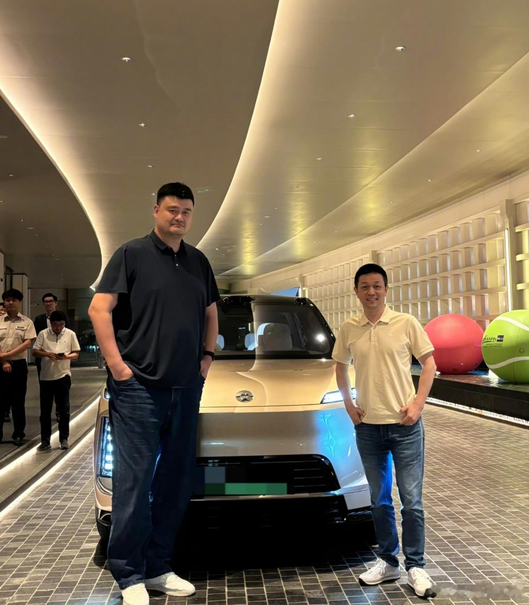 李斌姚明同看总决赛兑现承诺的时刻到了。6月5日，蔚来CEO李斌与姚明同乘ES9现
