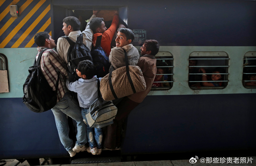 2012年11月16日，印度新德里，民众悬挂在车厢外，准备赶回家欢度克哈特普迦节